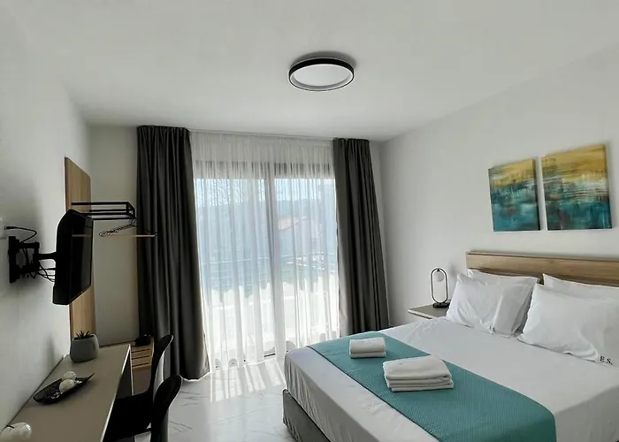 Four Shades Luxury 公寓式酒店 4*