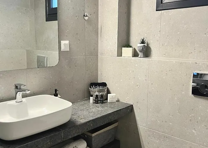 Four Shades Luxury Aparthotel 4*