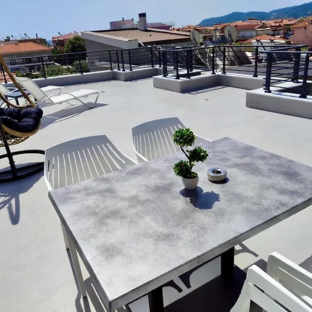 Apartmanhotel Four Shades Luxury Szárti