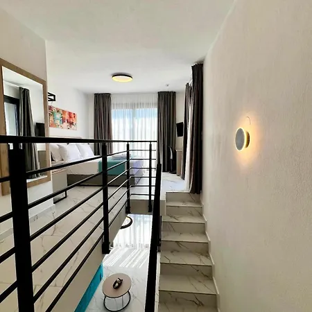 Four Shades Luxury 4*