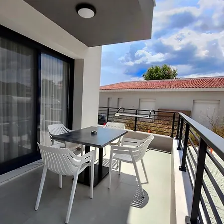 Apartmanhotel Four Shades Luxury Szárti